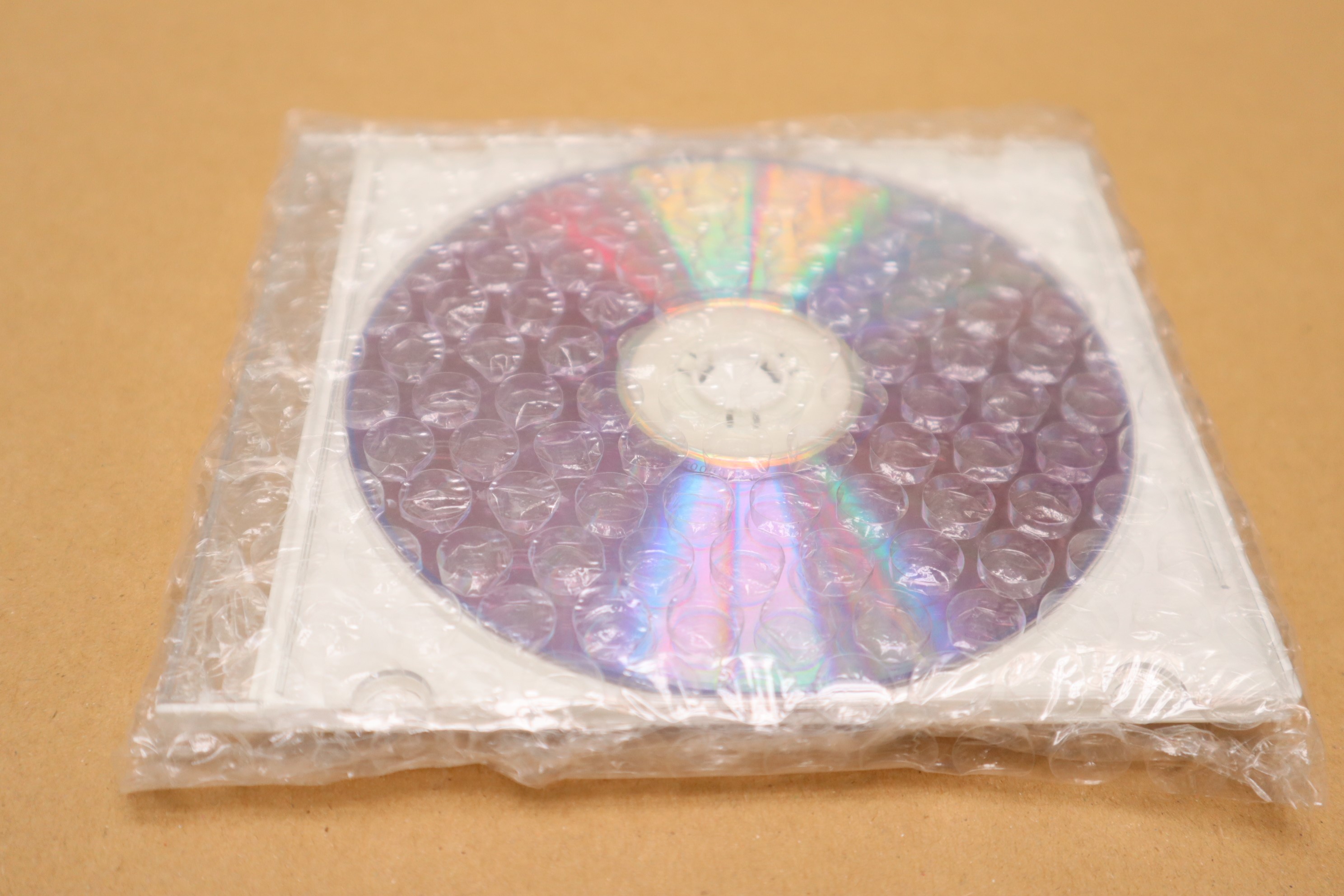 プチプチでCDをくるみテープで止める