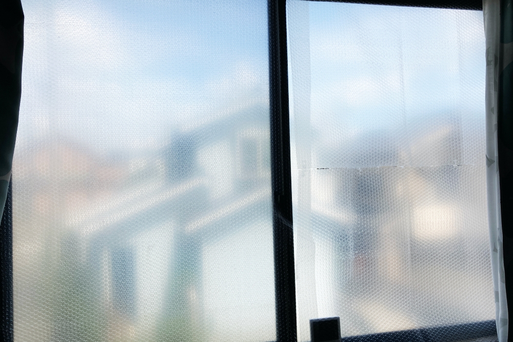 窓とアルミの間に空気の層を作る